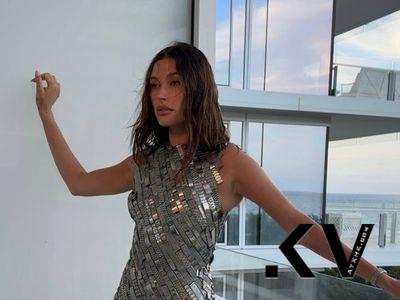 海莉比伯洋装布满表炼好前卫 巧搭百万AP表呼应