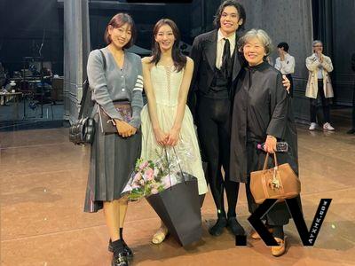 朴信惠背15万BV“枕头包”像极女大生 妈妈拎爱马仕优雅亮相