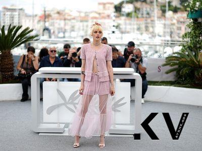 “暮光女”香奈儿粉红造型又美又帅　俏皮男孩风很合拍