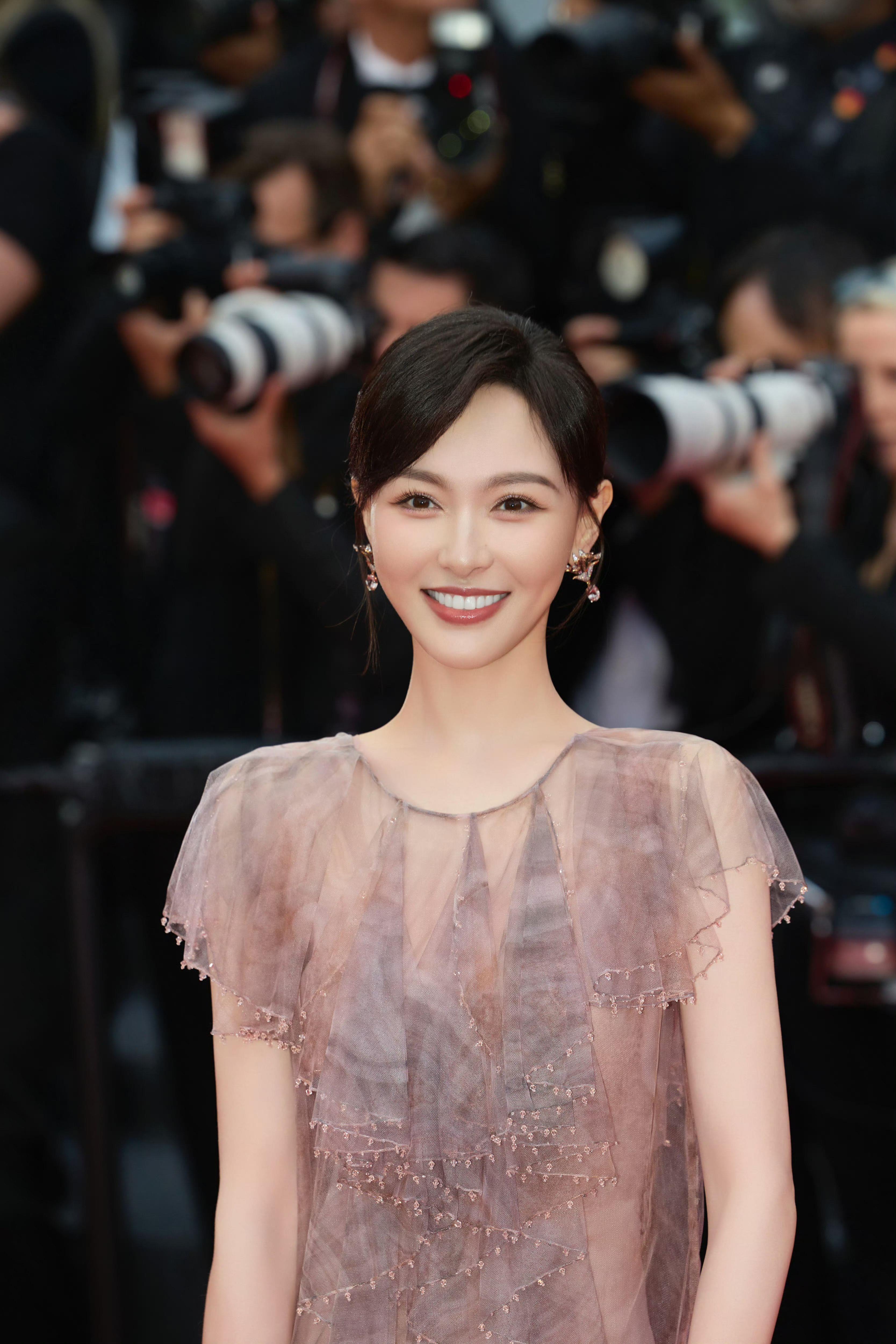 林志玲Valentino蛋糕裙洋娃娃造型美翻坎城！唐嫣FENDI高订露长腿比美 时尚穿搭 图1张