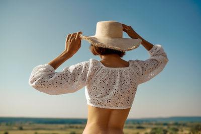 夏季「后背痘」最扫兴！3个小技巧也能有光滑美背