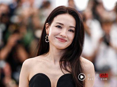 舒淇小露事业线吸目光 戴单边葫芦耳环好时髦