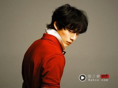 坂口健太郎穿UNIQLO女友视角帅照曝！“Polo衫叠搭”根本穿搭教科书