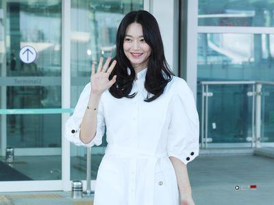 申敏儿登机装全套LV　叠搭珠宝衬女神气场