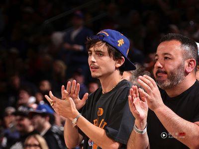 “甜茶”157万卡地亚钻表闪耀NBA　与网红女友穿橘装挺尼克队