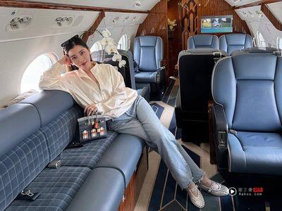 私人飞机是“马来西亚最美千金”秀场　爱马仕梦幻包齐发