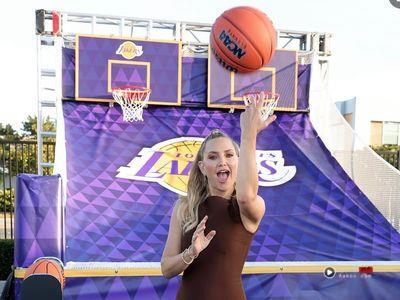 凯特哈德森46岁不改甜姐儿风范　戴个性钻饰平衡一下