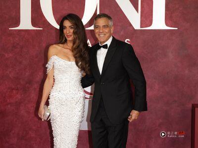 最美律师艾默珍珠装惊艳东尼奖　与乔治克隆尼晒恩爱
