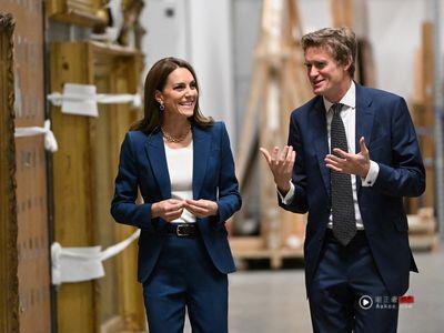 凯特王妃穿俐落裤装参观“仓库”博物馆　被毕卡索最大尺幅作品迷倒