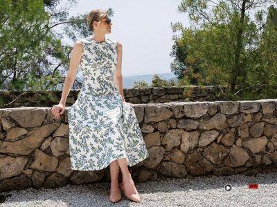 摩纳哥王妃印花装上身没俗掉　优雅平底鞋是美丽关键