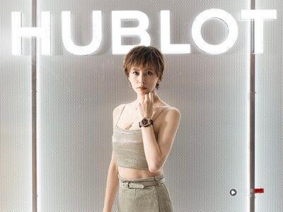 米仓凉子低胸露腰装秀出马甲线　美魔女戴名表气场爆棚