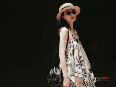 高圆圆盛夏出游造型美翻 丝巾装配水桶包轻松不失优雅
