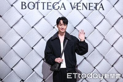 刘俊谦当Bottega Veneta品牌大使帅气现身华山　“手势”加持编织工艺
