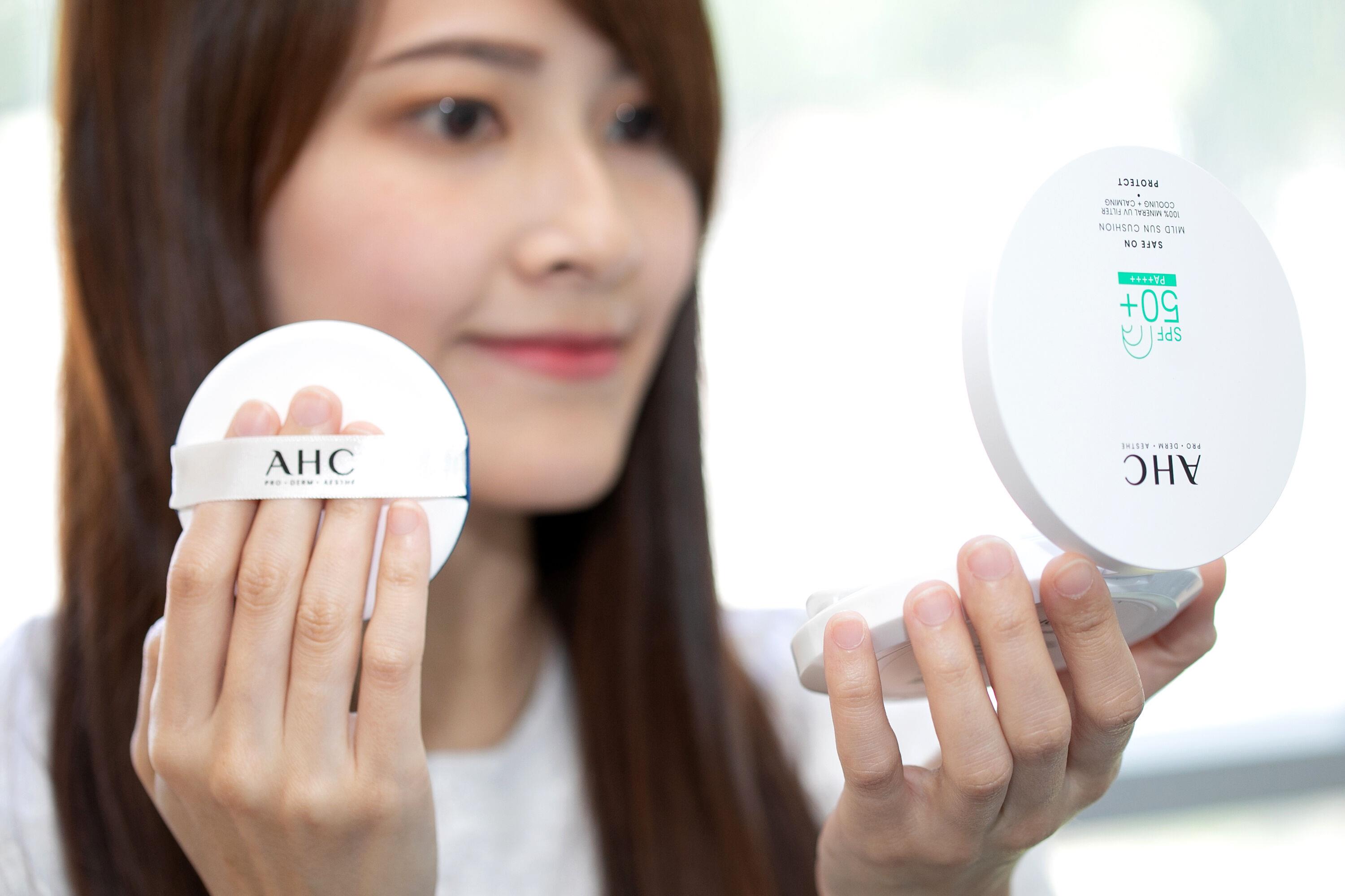 “韩国神级防晒爆品”抢进美式卖场！AHC“防晒喷雾+气垫”独家开卖　网友实测一喷超舒缓、一拍秒降温3度！ 最新资讯 图3张