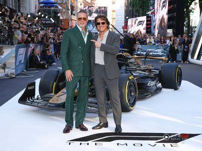 布莱德彼特与阿汤哥世纪合体　61岁男神森林绿订制西装帅惨了