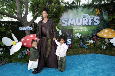 蕾哈娜2萌娃穿Jonathan Anderson操刀Dior童装走红毯！焦点全被抢走