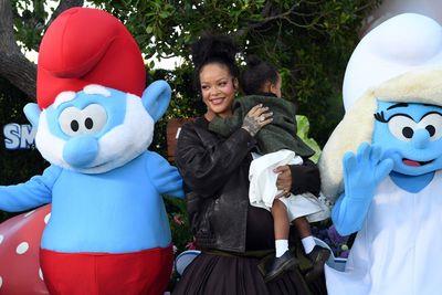 蕾哈娜带2子一起亮相电影首映　外套不穿好搭YSL蓬蓬裙吸睛全场