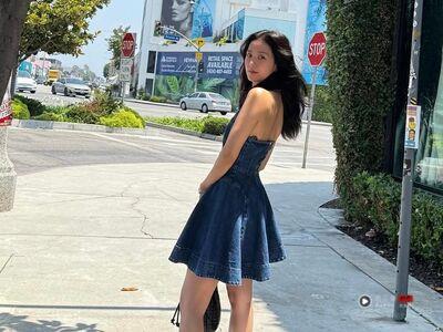 Jisoo露背装好俏丽　抢先曝光Dior新包