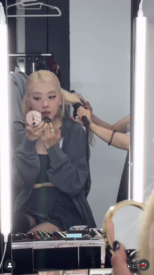 Rosé世巡疯狂唱跳不脱妆！大赞腮红“我好爱”狂自拍表情超萌 名人名流 图3张