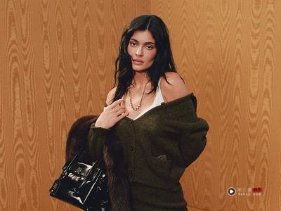 话题女王Kylie Jenner诠释Miu Miu全新秋冬包款!光泽感手提包必收