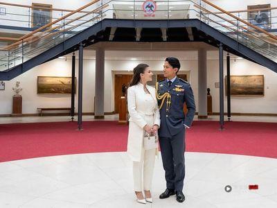 汶莱王子妃白色裤装破百万 出自Dior高级订制服、包也是特殊款