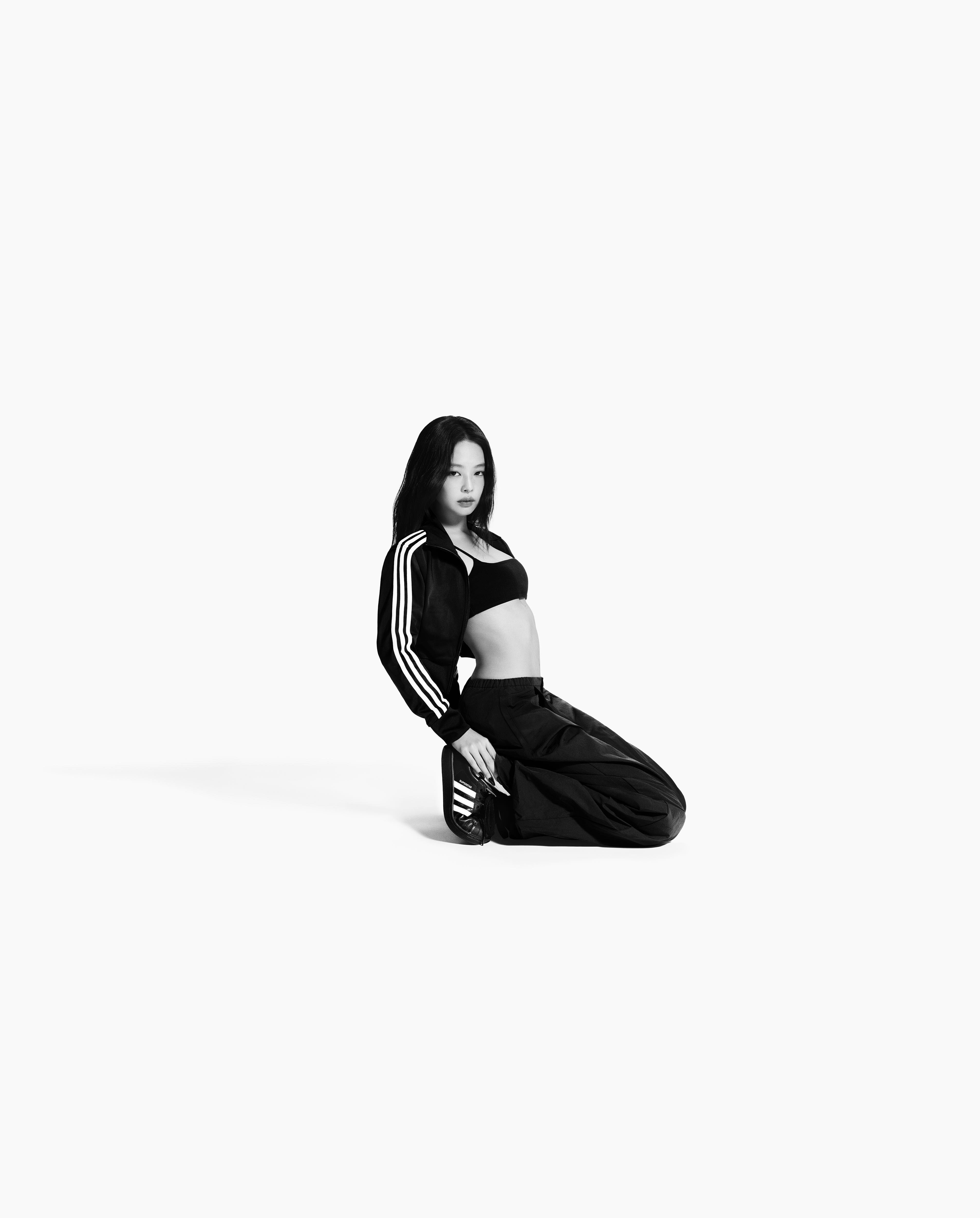 Jennie巴黎美照公开！秋冬前导CHANEL 25后背包、斜纹软呢手袋抢先看 名人名流 图8张