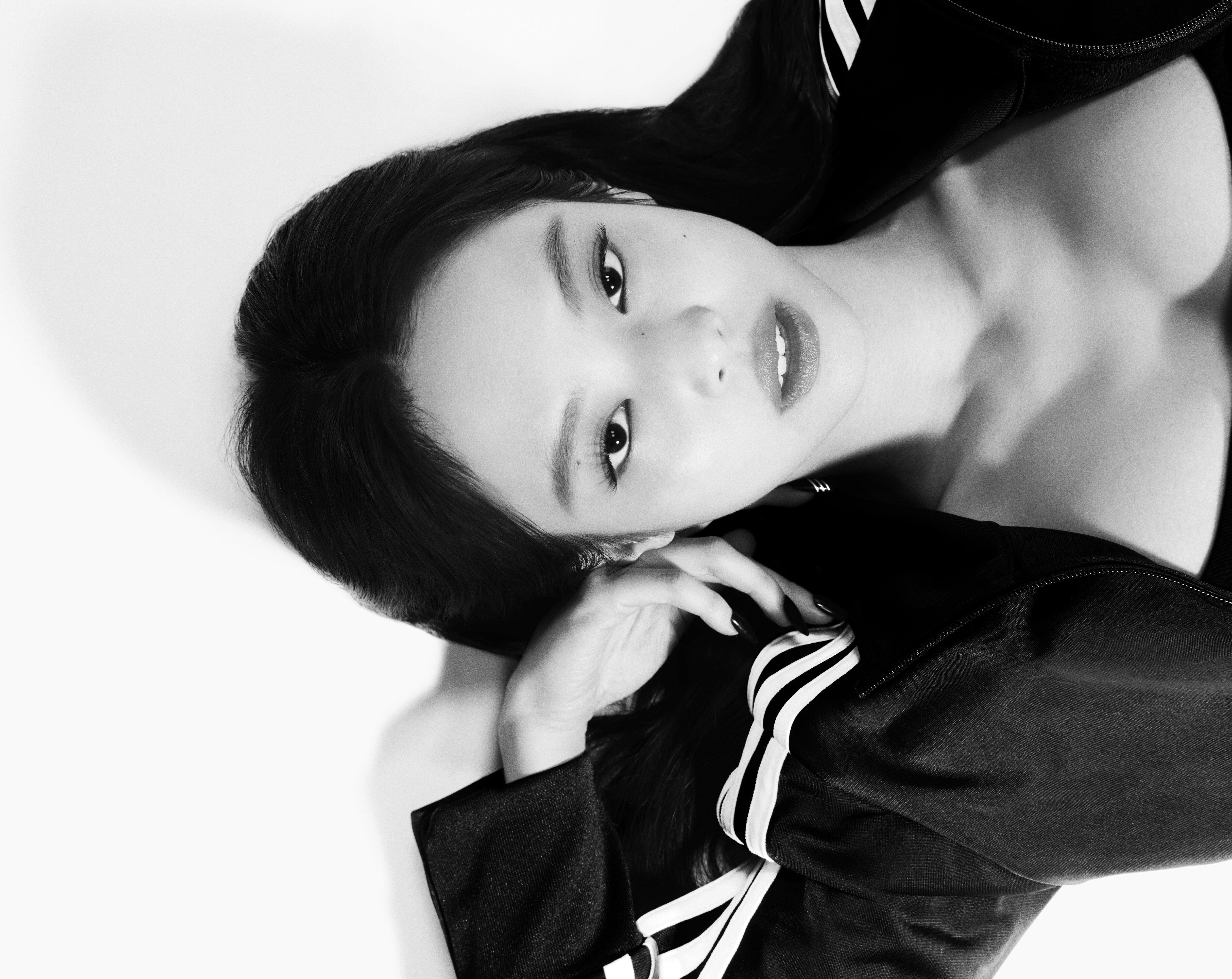 Jennie巴黎美照公开！秋冬前导CHANEL 25后背包、斜纹软呢手袋抢先看 名人名流 图9张