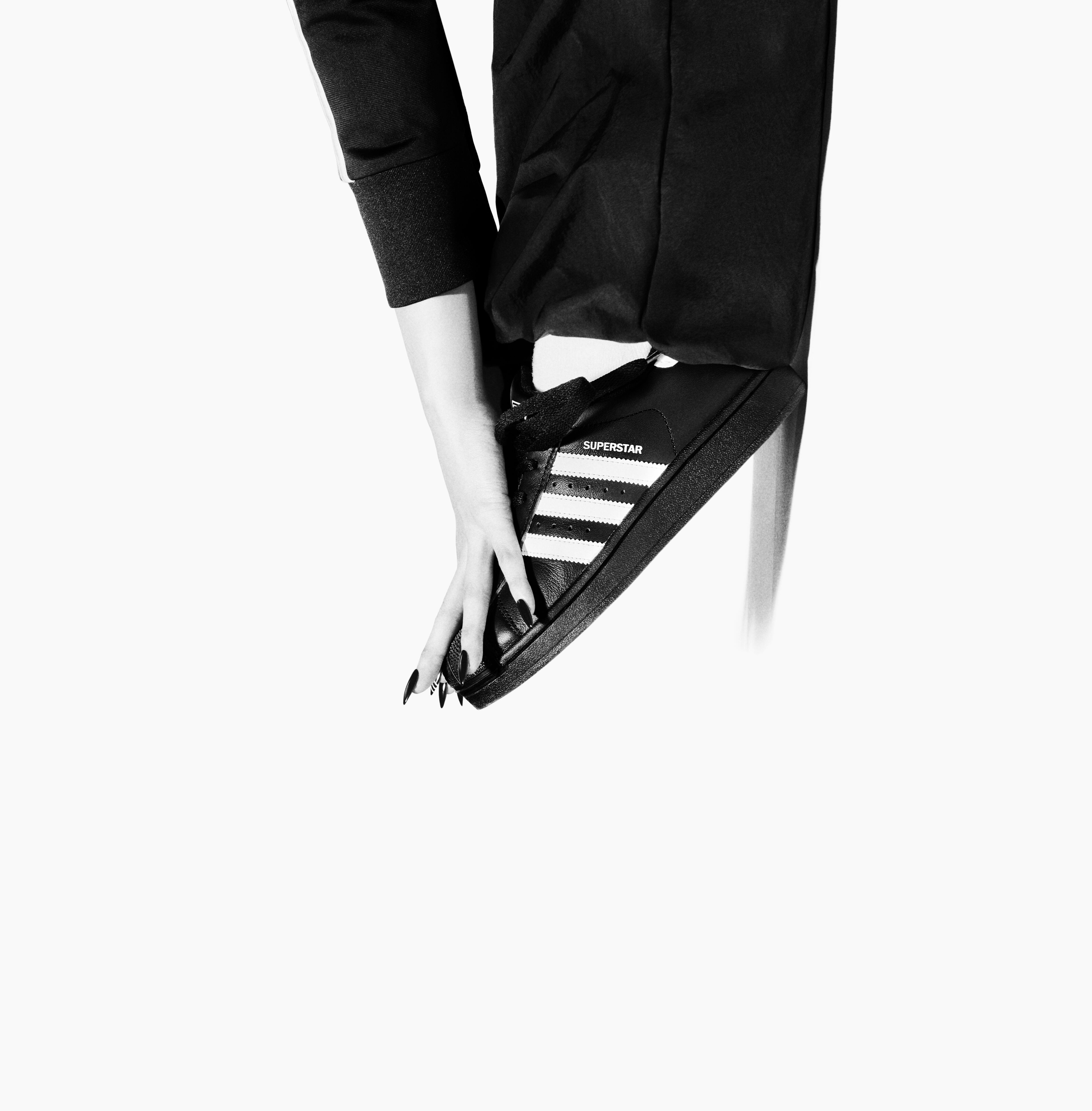 Jennie巴黎美照公开！秋冬前导CHANEL 25后背包、斜纹软呢手袋抢先看 名人名流 图10张