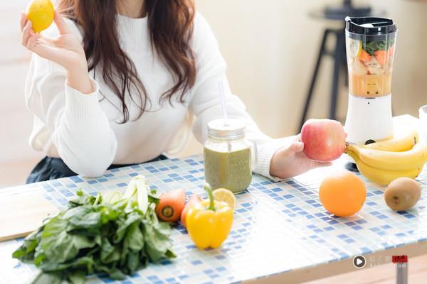 比同龄年轻10岁 医师:用再多保养品不如用2招 内容图4 潮正奢/潮品文/潮臻社-实时追踪全球最新奢侈品牌新闻资讯的官网站! ▲健康,饮食,生机,蔬果,女子,女生,女性。(图/pakutaso)