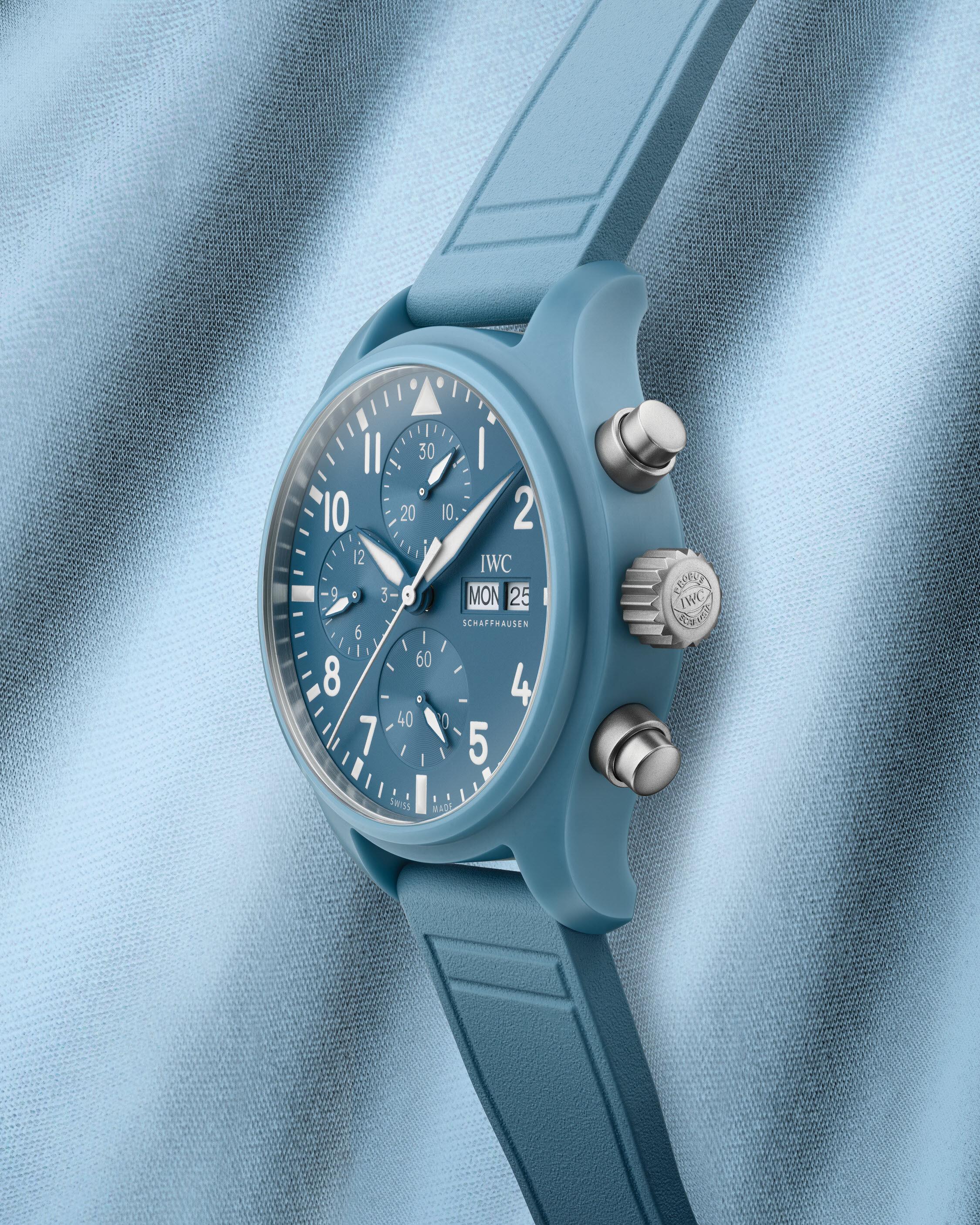 IWC蓝色陶瓷飞行表迷人　清新色来自TOP GUN教官T恤 奢侈品牌 图1张