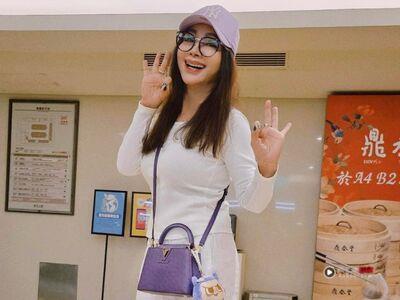 陈美凤30万LV包是珍稀款 背香奈儿粉红包泄少女心