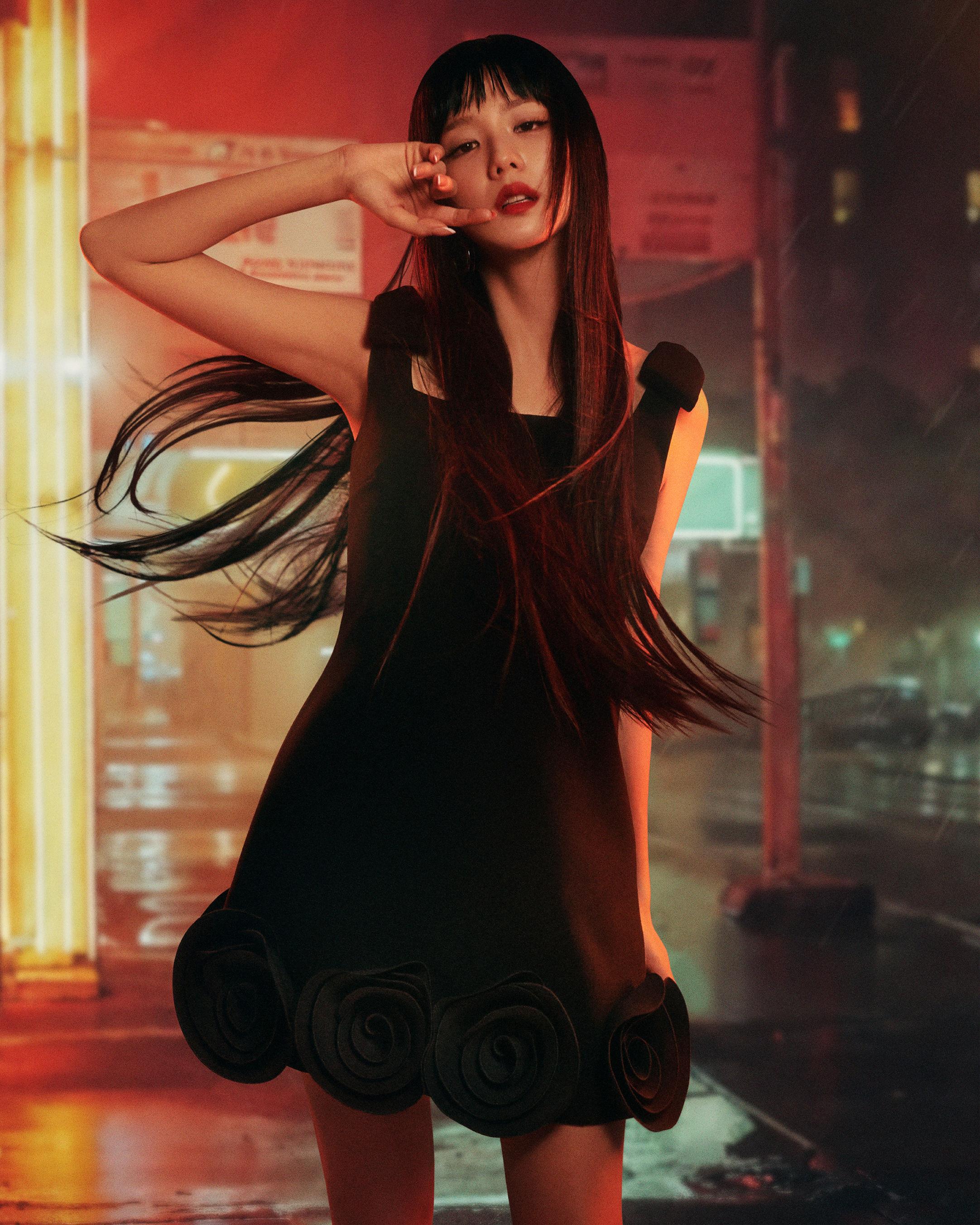 Jisoo狗啃浏海搭蕾丝裙新造型辣翻！self-portrait新装化身未来女主角 名人名流 图3张