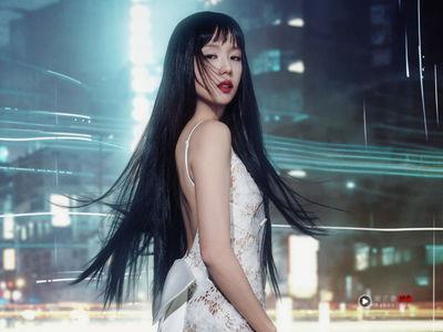 Jisoo狗啃浏海搭蕾丝裙新造型辣翻!self-portrait新装化身未来女主角