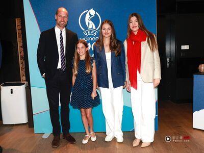 欧洲公主拉拉队现身女足赛　夏绿蒂享受与爸爸威廉独处时光