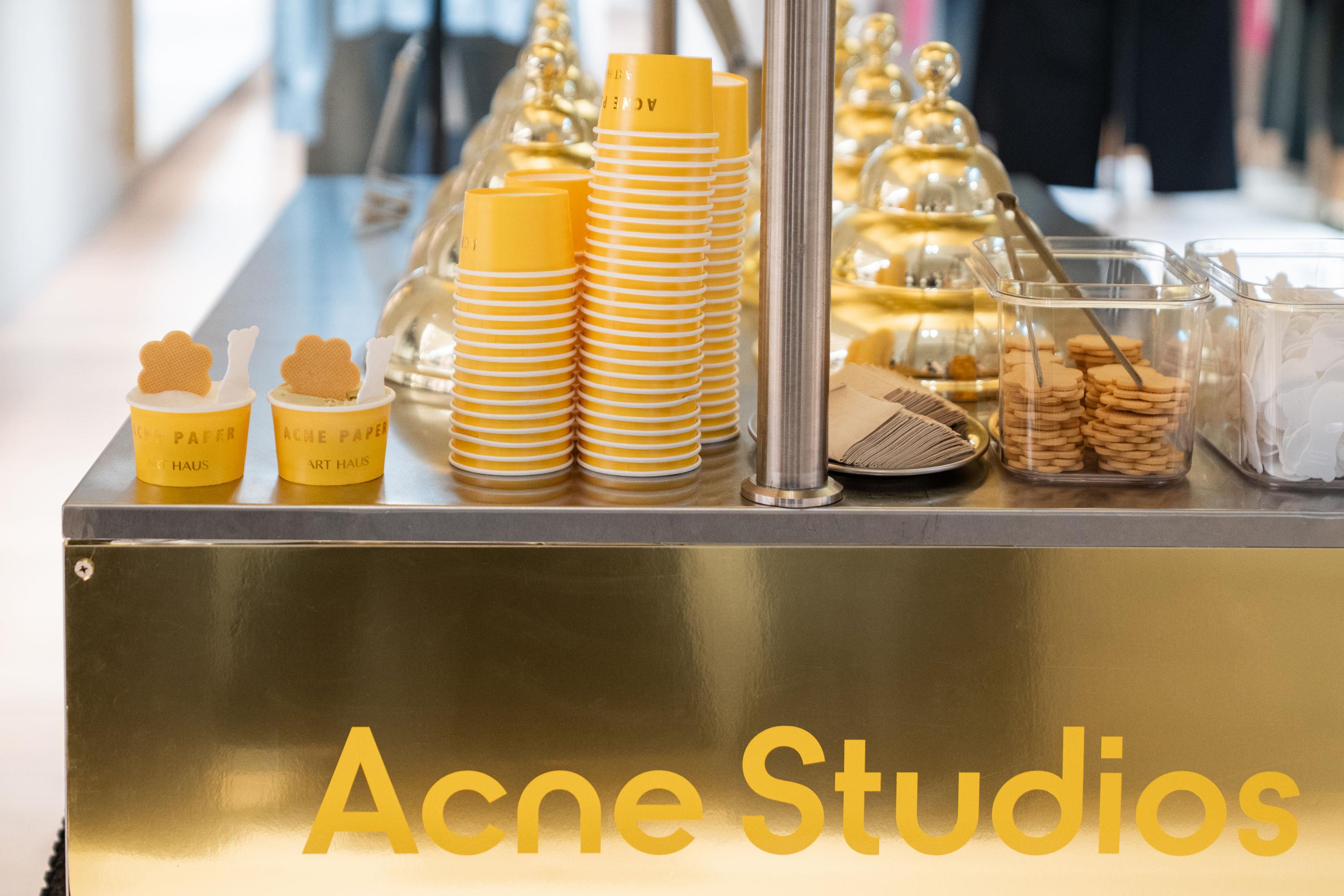ACNE STUDIOS金色橱窗太美！秋冬话题牛仔裤、限定冰淇淋车登场 时尚穿搭 图3张
