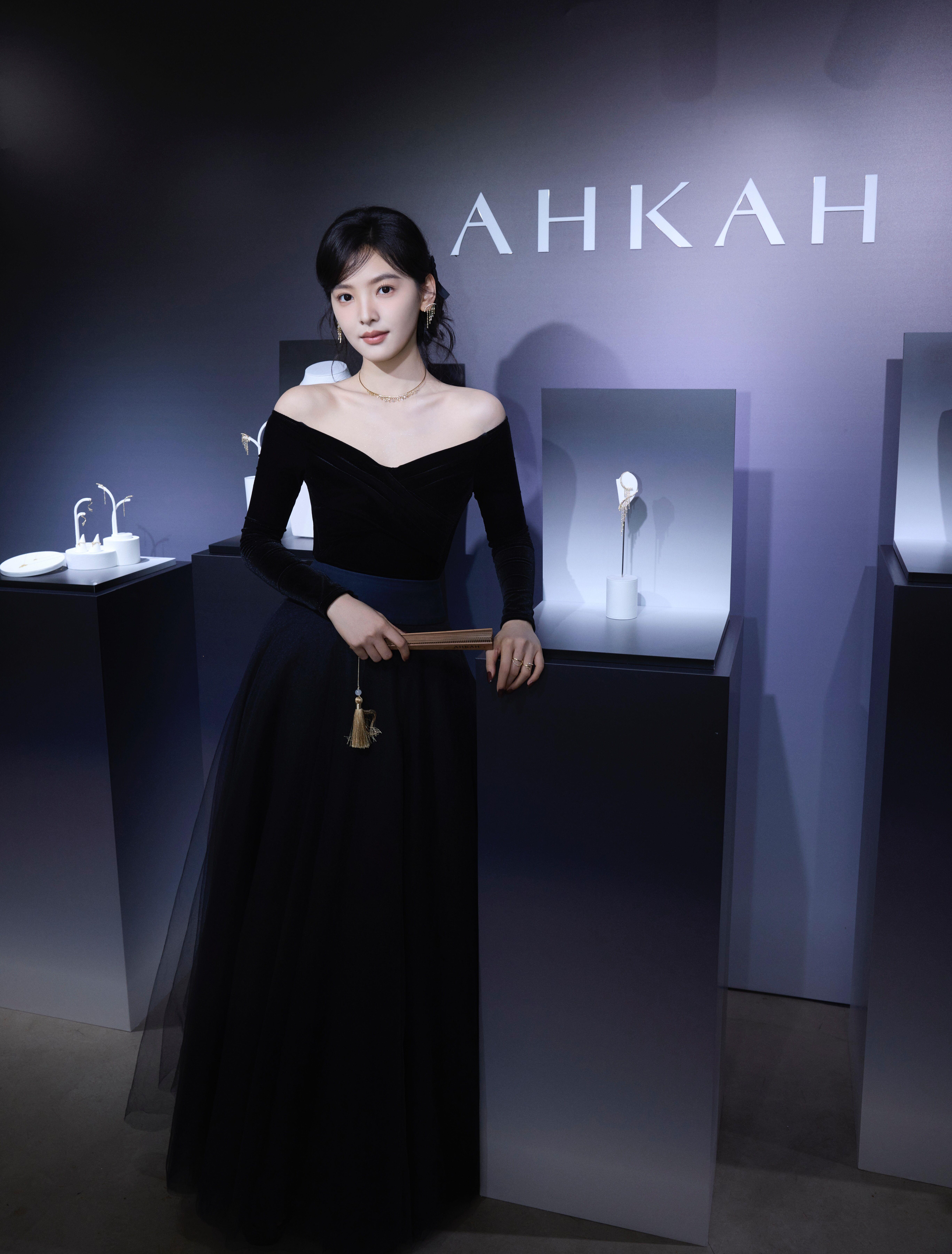“初恋系女神”章若楠露香肩绝配流苏珠宝　AHKAH优雅之作闪耀 名人名流 图1张