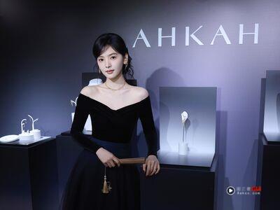 “初恋系女神”章若楠露香肩绝配流苏珠宝 AHKAH优雅之作闪耀