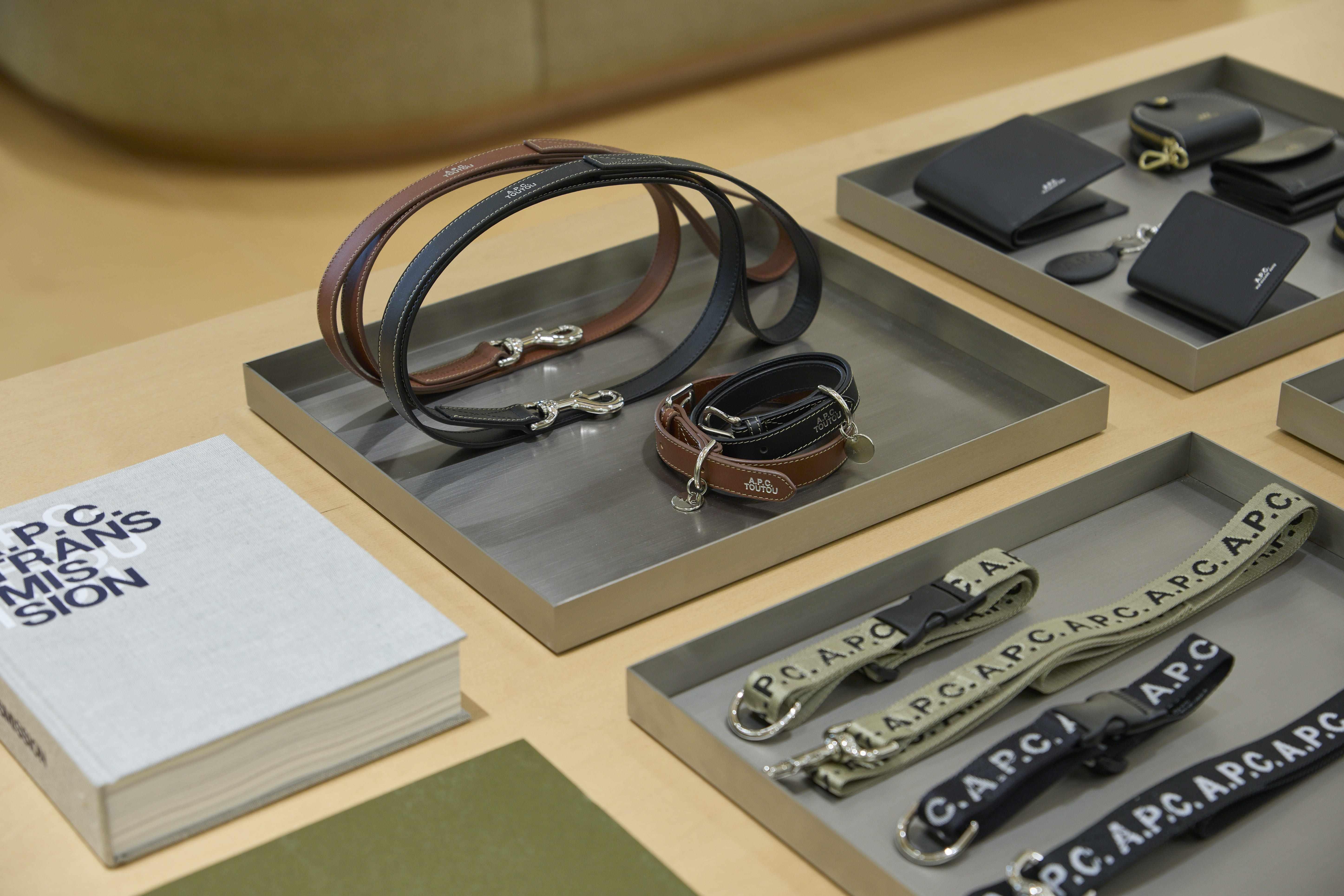 A.P.C.绝美新店进驻Dream Plaza！“独卖宠物系列”皮革牵绳、领巾太时髦 时尚穿搭 图2张