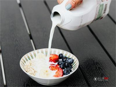 喝牛奶易长痘痘?营养师:会不会冒痘是因人而异