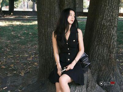 Jisoo私服首饰全被代言品牌包了 戴百万卡地亚手环当带货女王