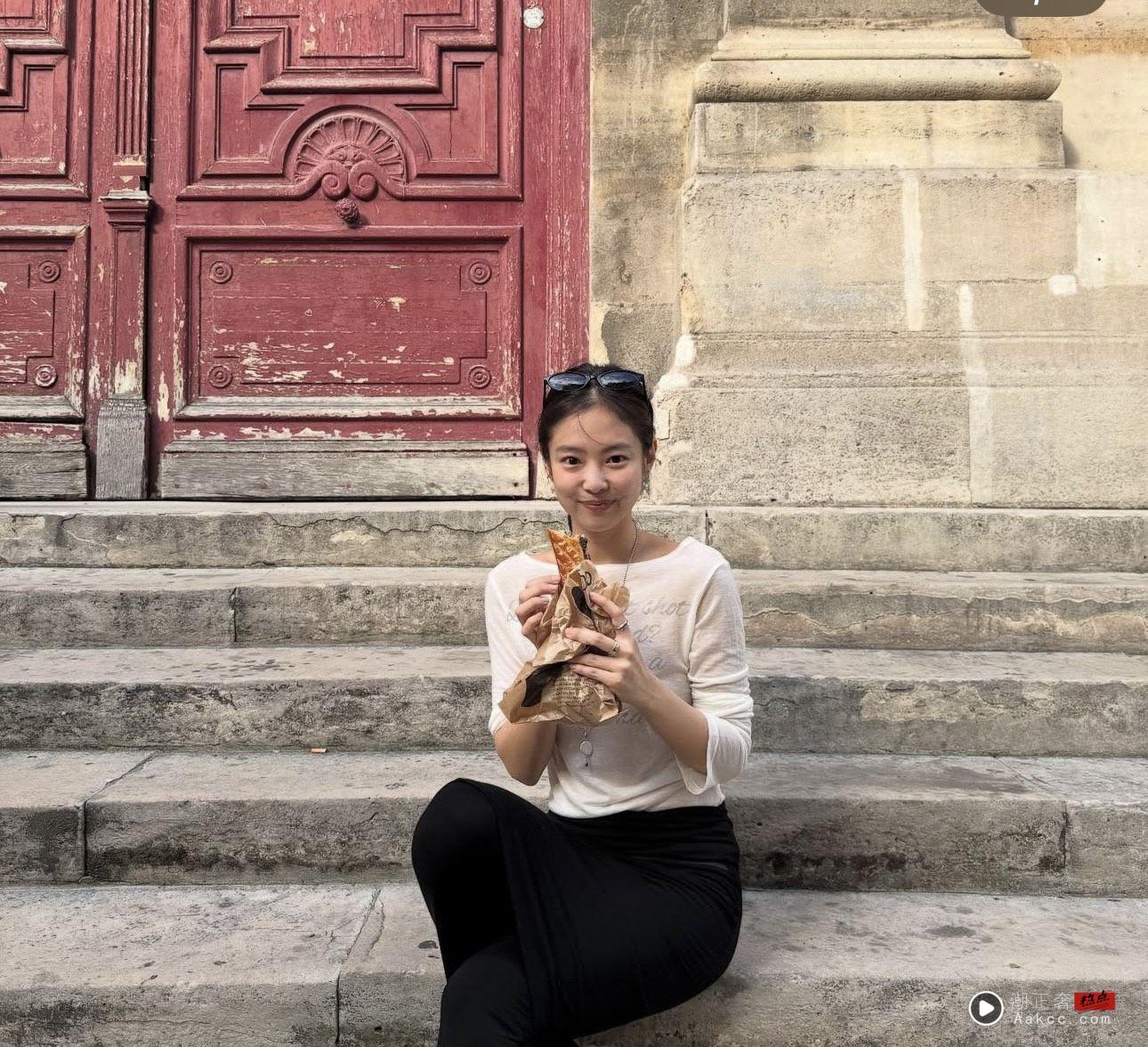 Jennie素颜美肌宛如学生妹　清纯模样与性感表演反差强烈 时尚穿搭 图2张