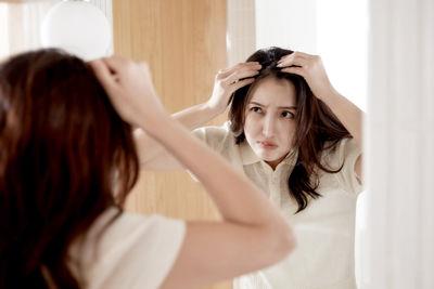 出油旺盛、发根扁塌成台人头皮困扰!生发医师建议从“洗头”下手