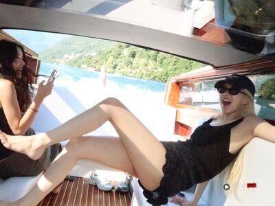 Rosé登船大露美腿 律师姊姊美颜抢镜