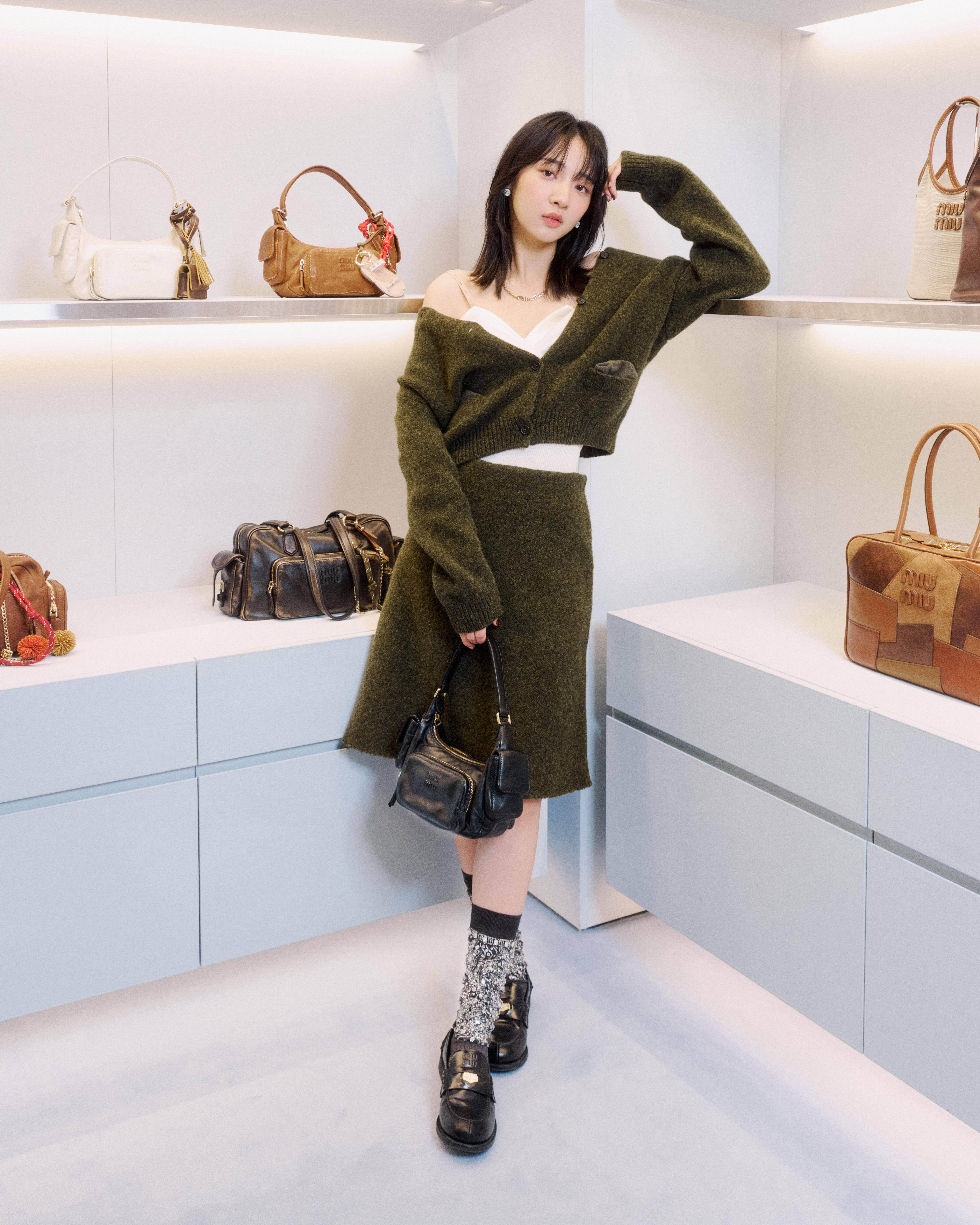 李沐变Miu Miu女孩想整套打包穿去图书馆　水晶袜配胸衣知性庞克范本 时尚穿搭 图2张