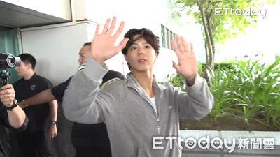 朴宝剑来台穿CELINE运动外套机场造型帅翻！清新卷发超萌