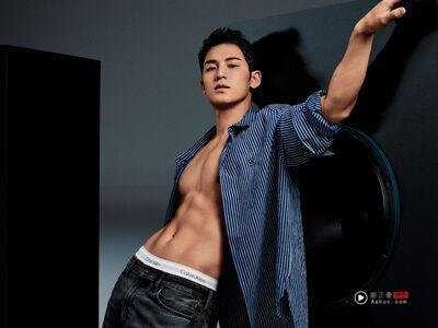 SEVENTEEN金珉奎太辣！大秀冰块腹肌演绎CK秋季丹宁性感爆棚