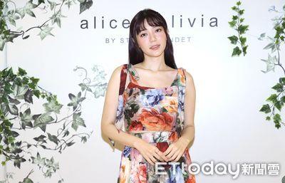 郭雪芙平常不浪漫却被印花洋装圈粉　 alice + olivia限定娃娃T恤必收