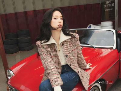 Jisoo化身赛车女神演绎TOMMY HILFIGER！学院风百褶裙展现美式精神