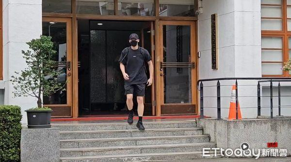 许玮甯成UNIQLO新代言人将合体许光汉!产后复出超美同款单品揭晓 内容图5 潮正奢/潮品文/潮臻社-实时追踪全球最新奢侈品牌新闻资讯的官网站! ▲许光汉6日中午退伍了,头戴鸭舌帽现身。(图/记者高堂尧摄,下同)