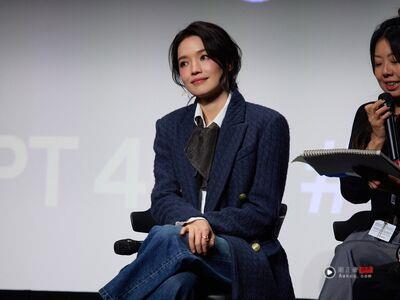 舒淇当导演造型好帅　巧搭葫芦珠宝更时髦